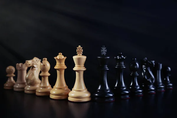 Λευκά Και Μαύρα Πιόνια Σκακιού Σκούρο Φόντο Έννοια Ανταγωνισμού — Φωτογραφία Αρχείου
