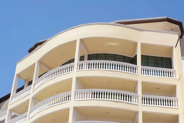 Внешний Вид Красивого Жилого Здания Балконами Против Голубого Неба — стоковое фото