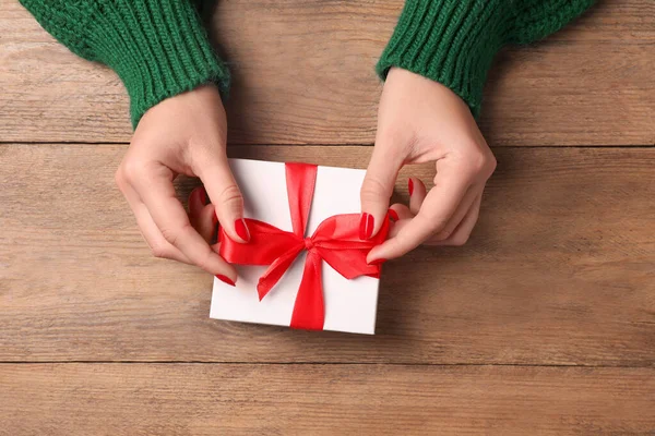 Julklapp Kvinna Med Presentförpackning Vid Träbord Ovanifrån — Stockfoto
