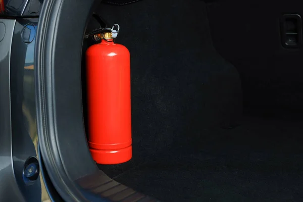 Красный Огнетушитель Багажнике Место Текста Оборудование Безопасности Автомобилей — стоковое фото