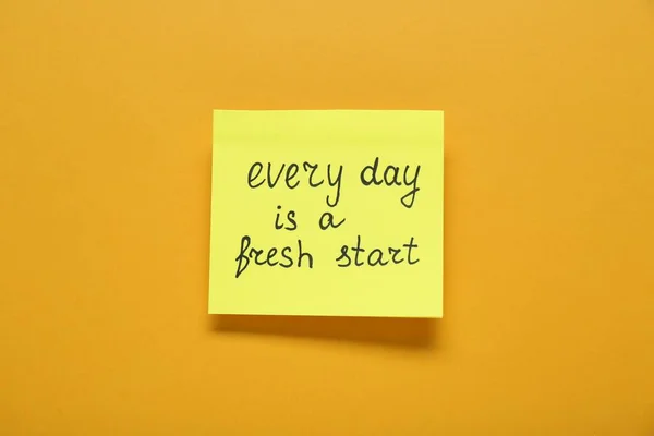 Nota Com Frase Every Day Fresh Start Fundo Laranja Vista — Fotografia de Stock