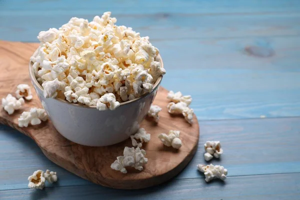 Chutný Popcorn Světle Modrém Dřevěném Stole — Stock fotografie