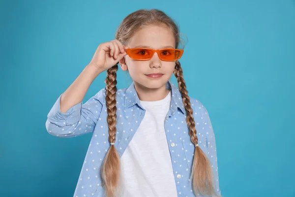 Menina Óculos Sol Laranja Fundo Azul Claro — Fotografia de Stock