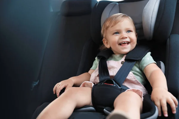 Schattig Klein Meisje Zittend Kinderzitje Auto — Stockfoto