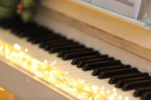 Świecące Wróżki Klawiszach Fortepianu Zbliżenie Muzyka Świąteczna — Zdjęcie stockowe