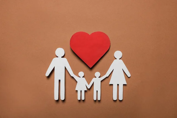 Figuras Família Papel Coração Vermelho Fundo Marrom Flat Lay Conceito — Fotografia de Stock
