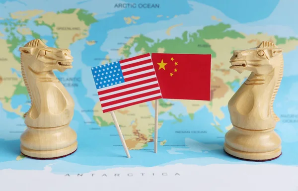 Scacchi Bandiere Americane Cinesi Sulla Mappa Del Mondo Concetto Guerra — Foto Stock