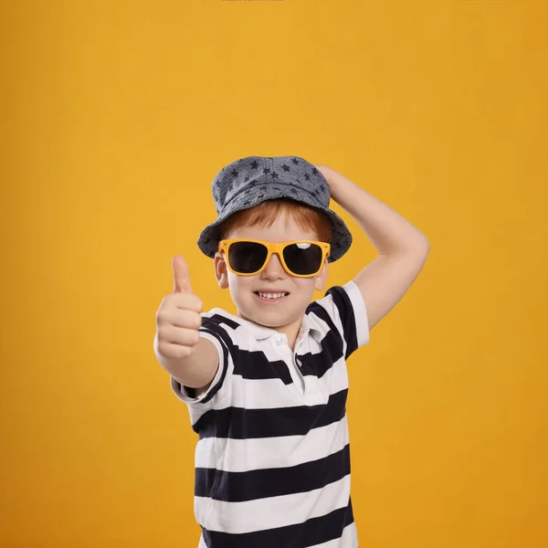 Lindo Niño Pequeño Con Gafas Sol Sobre Fondo Amarillo —  Fotos de Stock