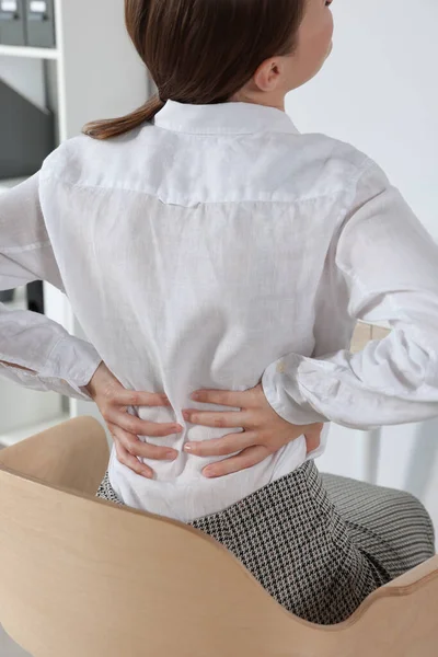 オフィスに座っている間 背中の痛みに苦しむ女性を閉じます 大腸炎の症状 — ストック写真
