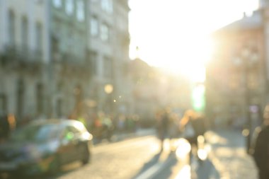 Şehir caddesinde yürüyen insanların bulanık görüntüsü