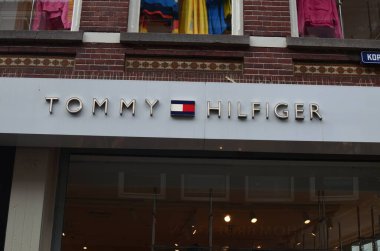 Utrecht, Hollanda 2 Temmuz 2022: Tommy Hilfiger Moda Mağazası önü