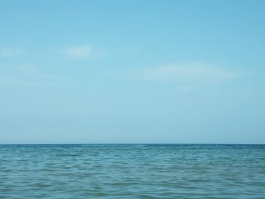 Güneşli bir günde güzel deniz manzarası