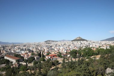 Güneşli bir günde şehir manzarası ve güzel evler.