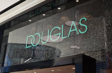 Utrecht, Hollanda 2 Temmuz 2022: Douglas kozmetik mağazası alışveriş merkezinde