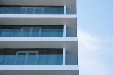 Balkonlu, alçak açılı, konut binasının dışı.