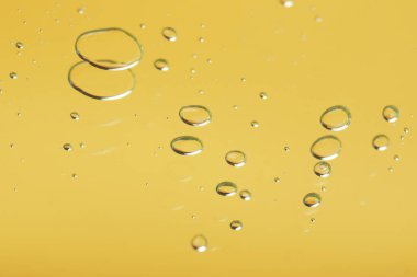 Birçok serum aynaya düşer, sarı tonda.