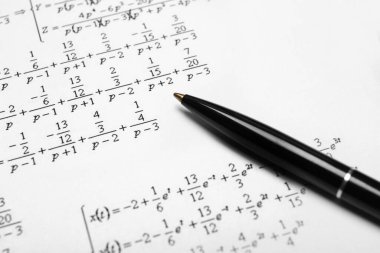 Matematiksel formülleri ve kalemi olan kağıt, yakın plan.