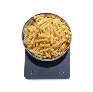 Modern mutfak terazisi, beyaz üzerine izole edilmiş çiğ makarna kasesi.