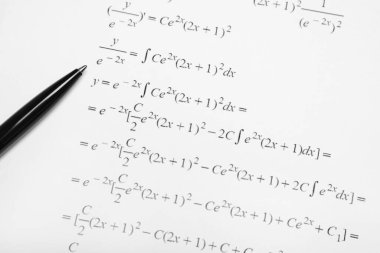 Matematiksel formüllü kağıt ve kalem.