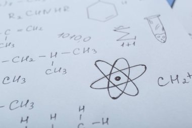 Farklı matematiksel formüllere sahip bir sayfa kağıt, yakın plan.