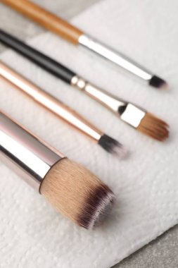 Peçeteli temiz makyaj fırçaları, yakın plan.