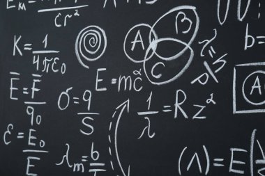 Tahtaya tebeşirle yazılmış farklı matematiksel formüller