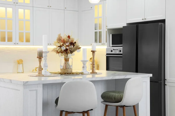 Interior Cocina Lujo Con Muebles Nuevos Elegantes — Foto de Stock