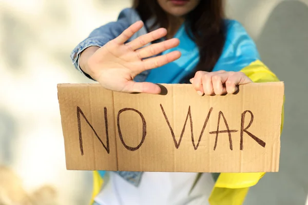 Młoda Kobieta Trzyma Plakat Słowami War Pokazuje Stop Gest Pobliżu — Zdjęcie stockowe