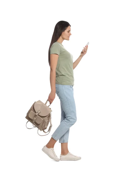 Mujer Joven Con Smartphone Mochila Cuero Caminando Sobre Fondo Blanco — Foto de Stock