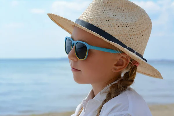 Little Girl Wearing Sunglasses Hat Beach Sunny Day — Stock Photo, Image