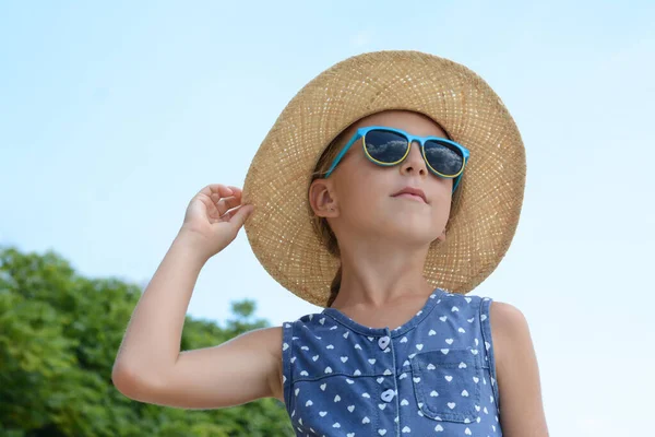 Menina Vestindo Óculos Sol Chapéu Praia Dia Ensolarado — Fotografia de Stock