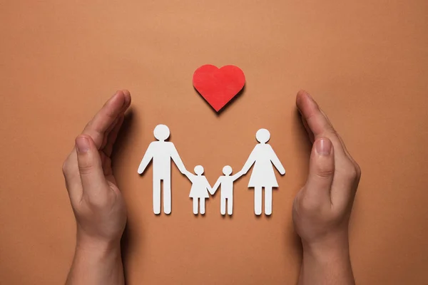 Homem Protegendo Figuras Família Papel Coração Vermelho Fundo Marrom Vista — Fotografia de Stock