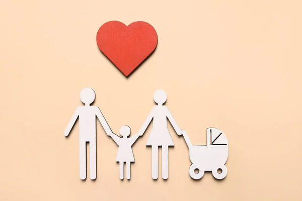 Familien Und Herzfiguren Auf Beigem Hintergrund Draufsicht Versicherungskonzept — Stockfoto