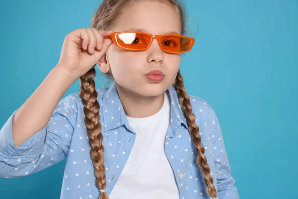 Meisje Oranje Zonnebril Lichtblauwe Achtergrond — Stockfoto
