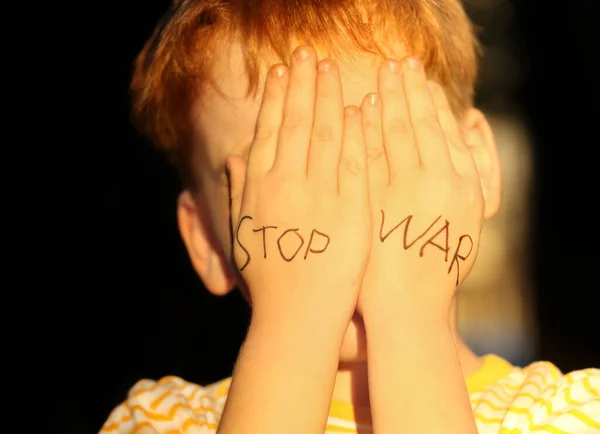Kleiner Junge Versteckt Gesicht Und Worte Stop War Geschrieben Auf — Stockfoto