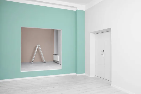 Grüne Wand Mit Öffnung Für Scheinfenster Und Leiter Raum Während — Stockfoto