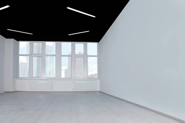 Leere Büroräume Mit Schwarzer Decke Und Sauberen Fenstern Innenarchitektur — Stockfoto