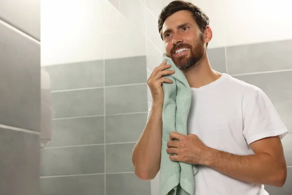 Knappe Man Die Zijn Baard Droogt Badkamer Ruimte Voor Tekst — Stockfoto