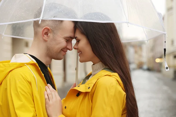 Şehir Caddesinde Şemsiyesi Olan Sevimli Genç Bir Çift — Stok fotoğraf