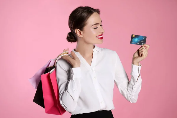 Mujer Joven Feliz Con Bolsas Compras Tarjeta Crédito Sobre Fondo —  Fotos de Stock