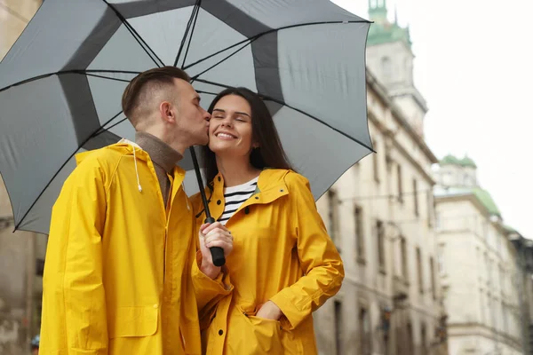 Schönes Junges Paar Mit Regenschirm Küsst Sich Regen Auf Der — Stockfoto