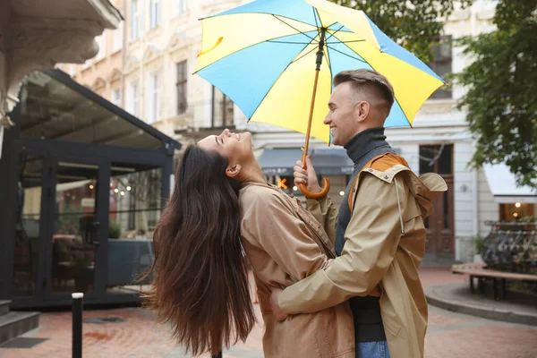 Schönes Junges Paar Mit Regenschirm Zusammen Regen Auf Der Stadtstraße — Stockfoto