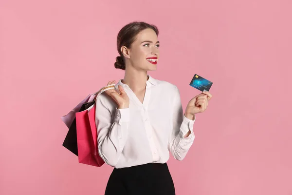 Jovem Feliz Com Sacos Compras Cartão Crédito Fundo Rosa Claro — Fotografia de Stock