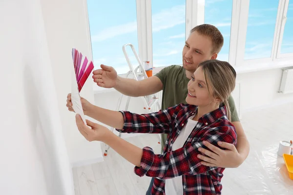 Pareja Con Virutas Pintura Discutiendo Nuevo Color Pared Apartamento Durante —  Fotos de Stock