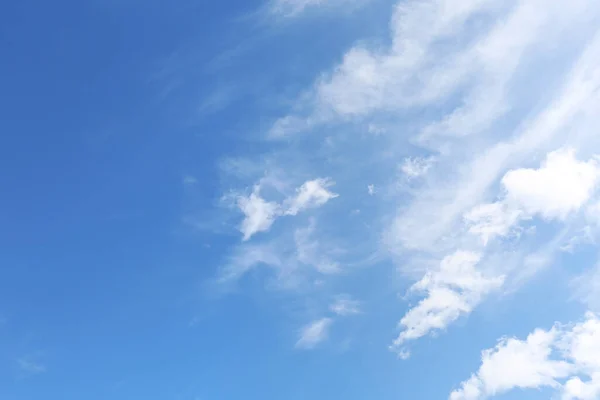 Malerischer Blauer Himmel Mit Weißen Wolken Sonnigen Tag — Stockfoto