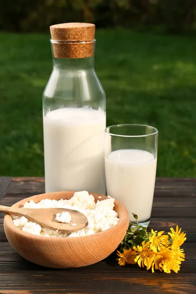 Smaklig Färsk Mjölk Och Keso Träbord Utomhus — Stockfoto