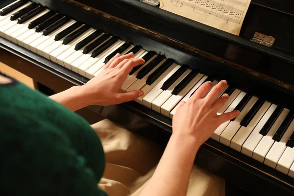 若い女性のピアノ演奏 上記のビュー 音楽の授業 — ストック写真