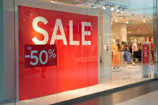 Siedlce, Polonya - 26 Temmuz 2022: Alışveriş merkezindeki moda mağazasındaki kırmızı stantta indirim tabelası. Mevsimlik indirim teklifi
