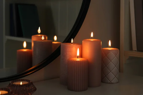 근처에 테이블 위에서 아름다운 촛불을 밝히고 — 스톡 사진