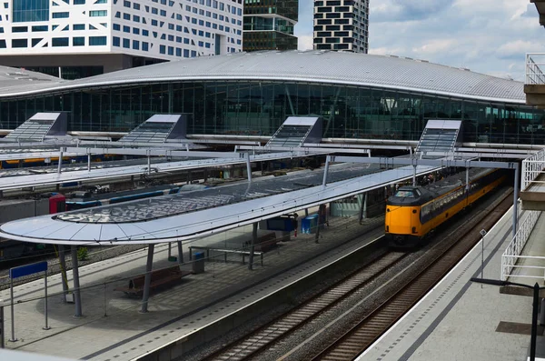 Železniční Tratě Moderní Vlak Slunečného Dne — Stock fotografie